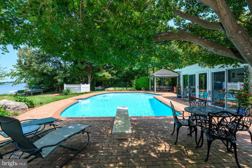 405 QUAIL RUN DRIVE