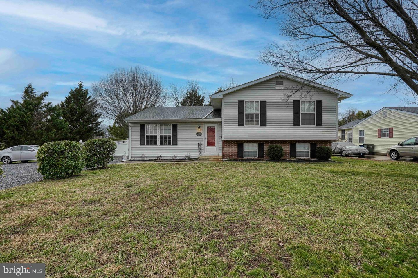 9285 Honeysuckle Dr
