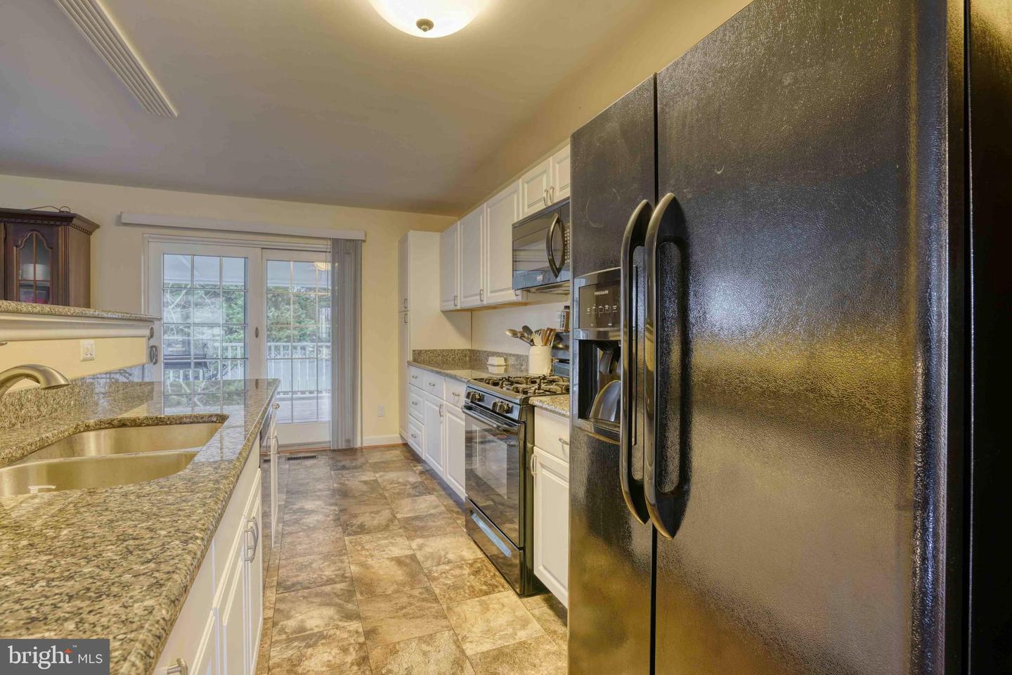 9285 Honeysuckle Dr