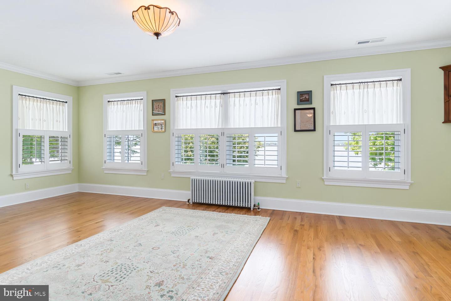 208 E Strand