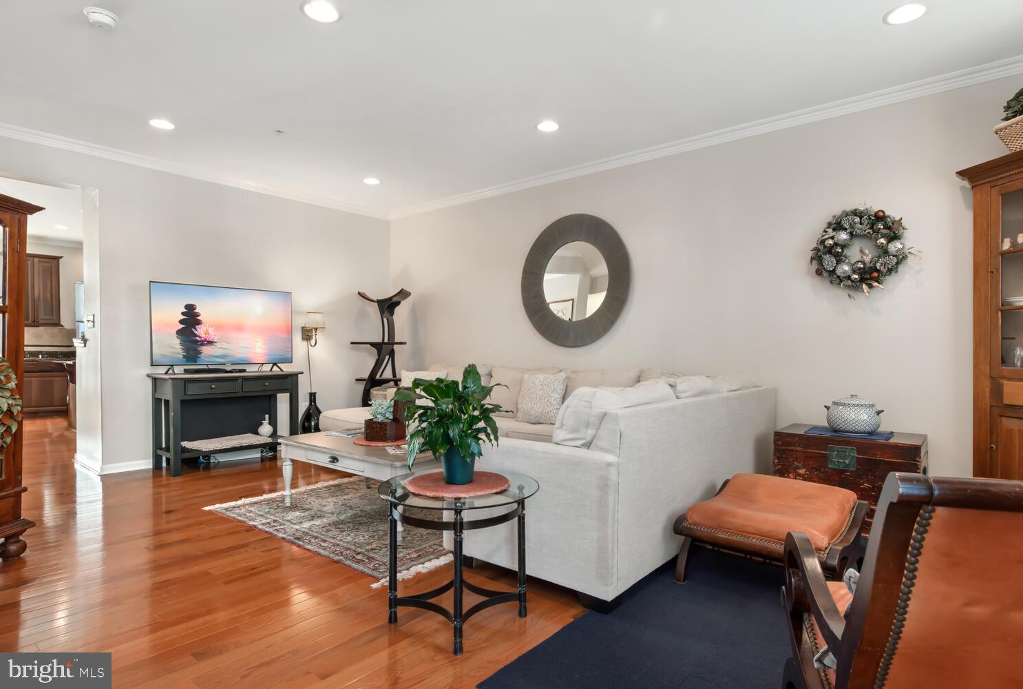 300 Dixon St #402