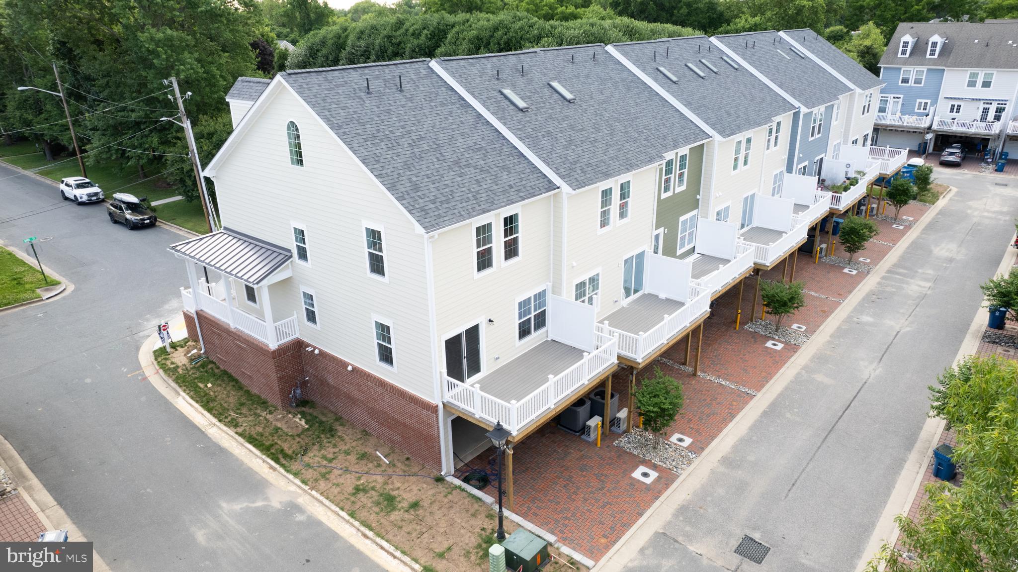 300 Dixon St #201