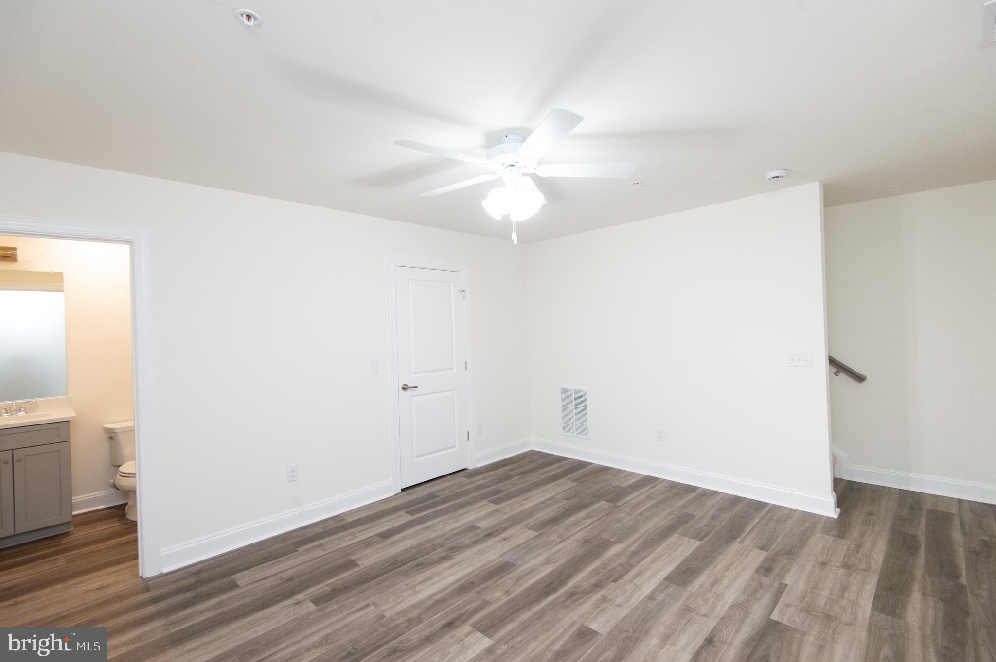 300 Dixon St #201