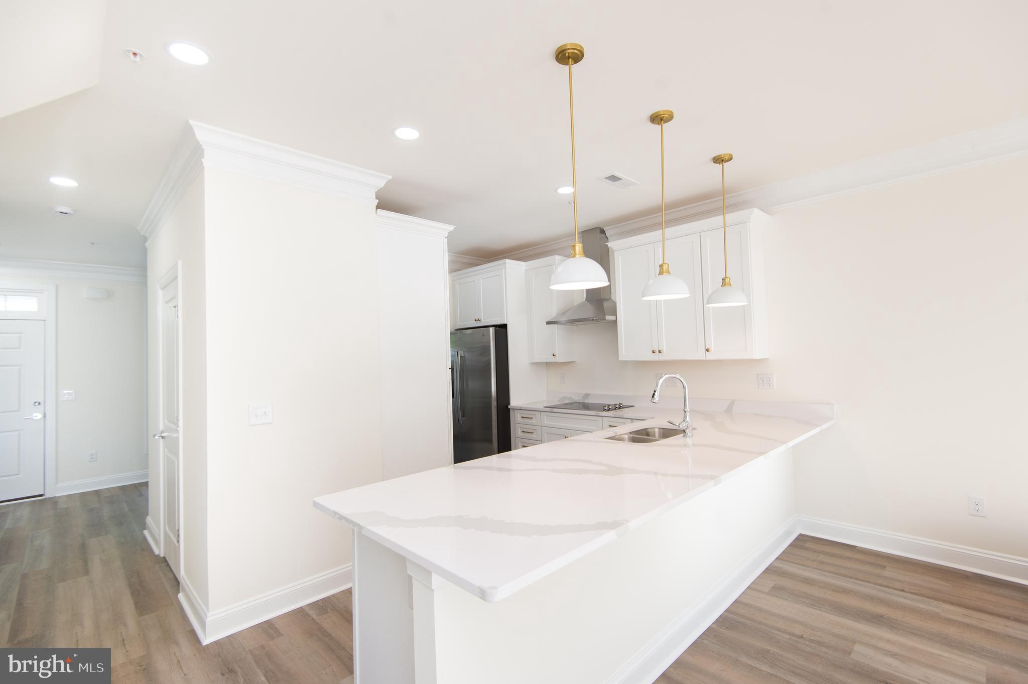 300 Dixon St #201