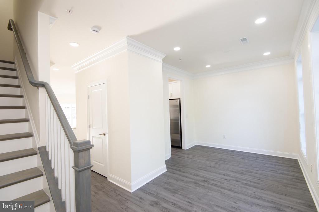 300 Dixon St #202