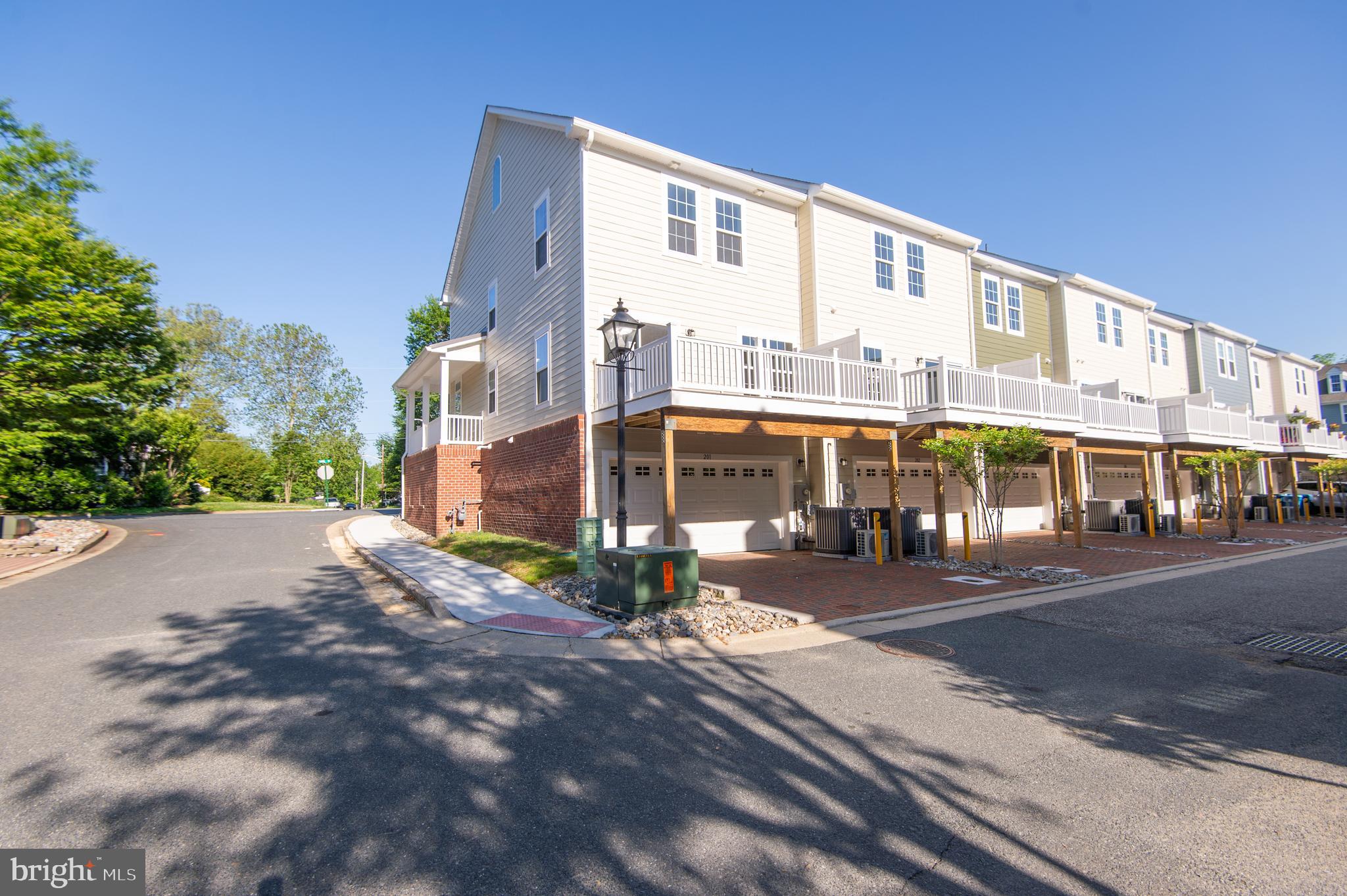 300 Dixon St #202