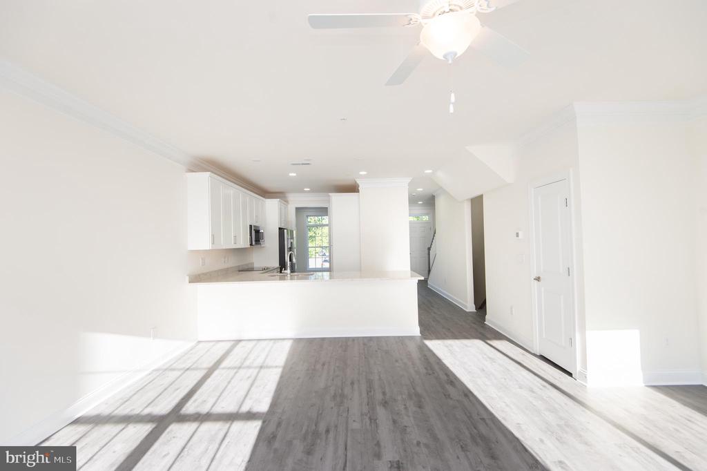 300 Dixon St #202