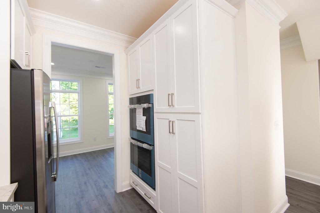 300 Dixon St #202