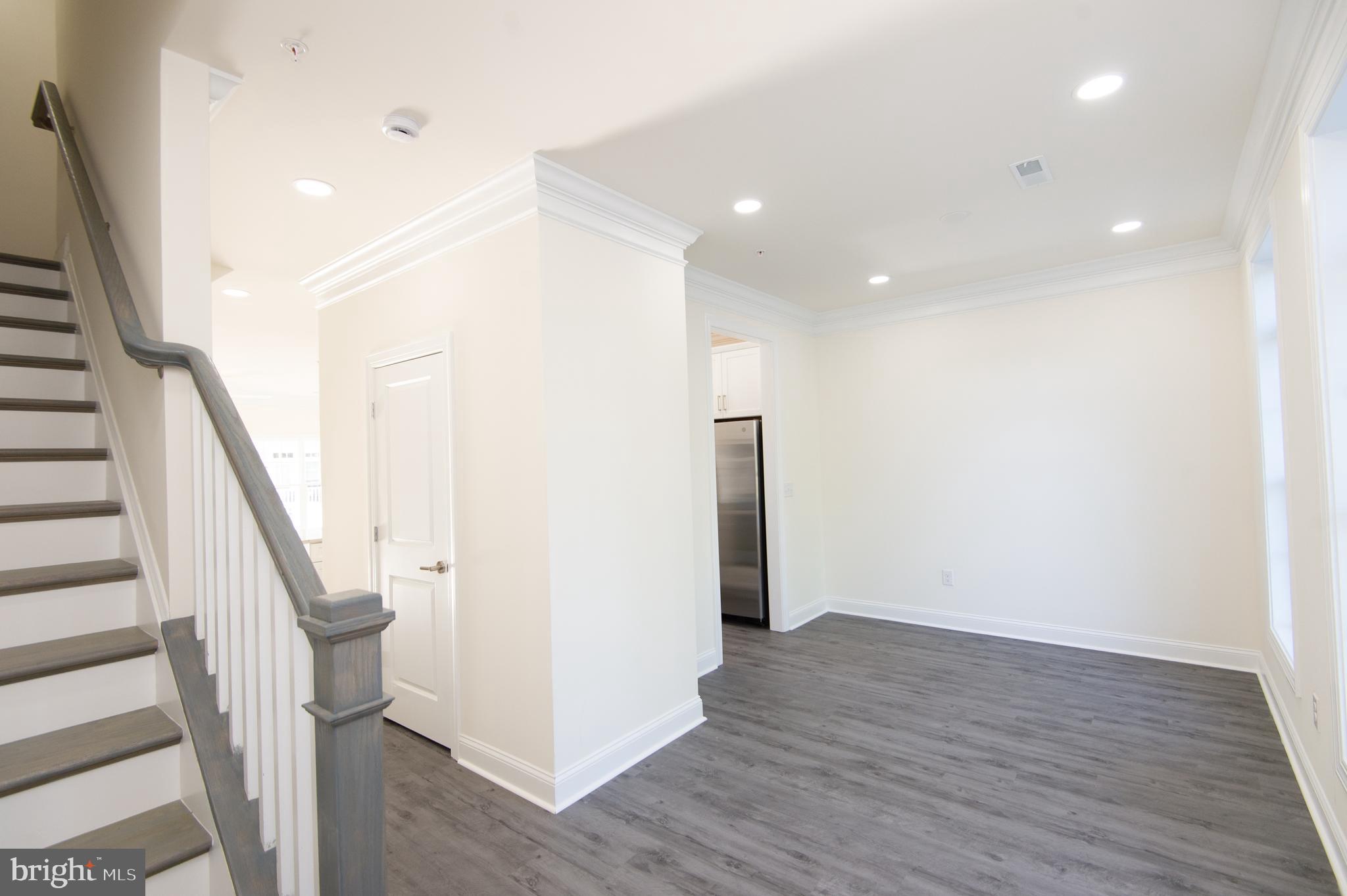 300 Dixon St #202