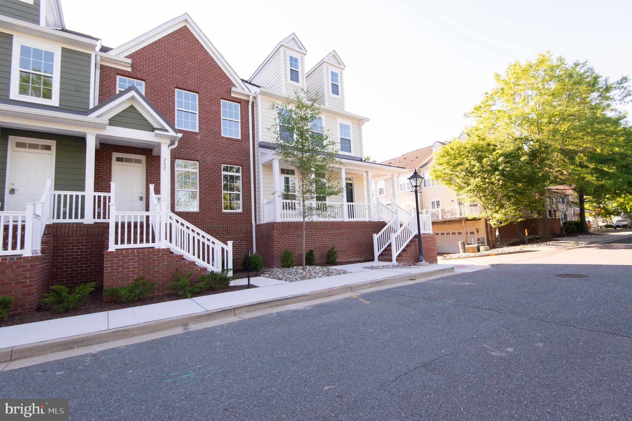 300 Dixon St #202