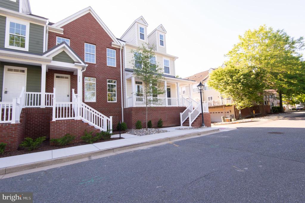 300 Dixon St #202