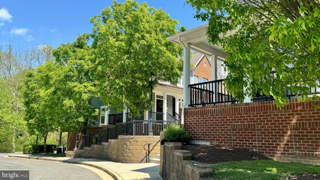 300 Dixon St #202