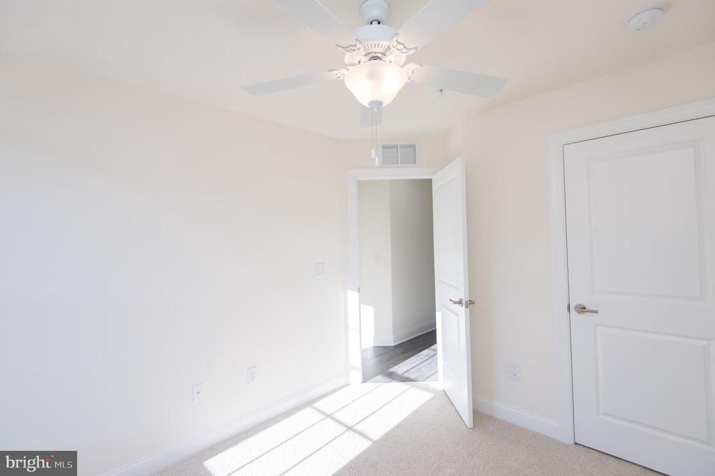 300 Dixon St #202