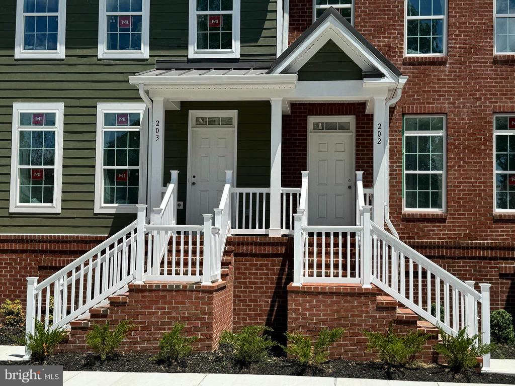 300 Dixon St #203