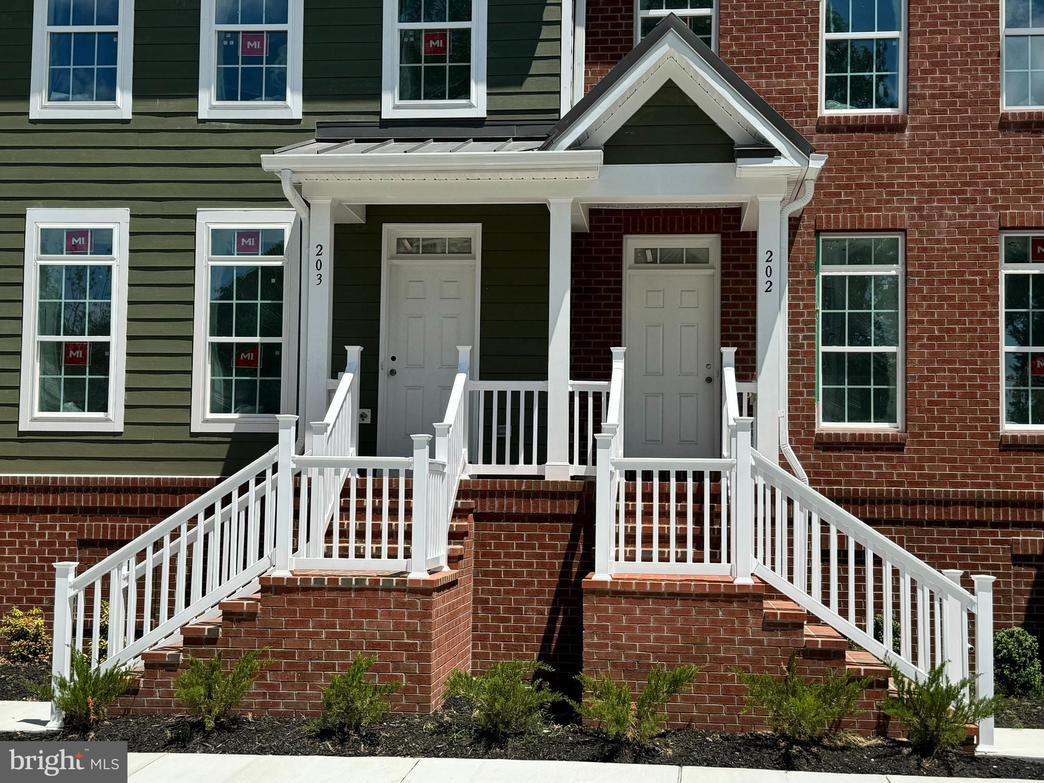 300 Dixon St #203
