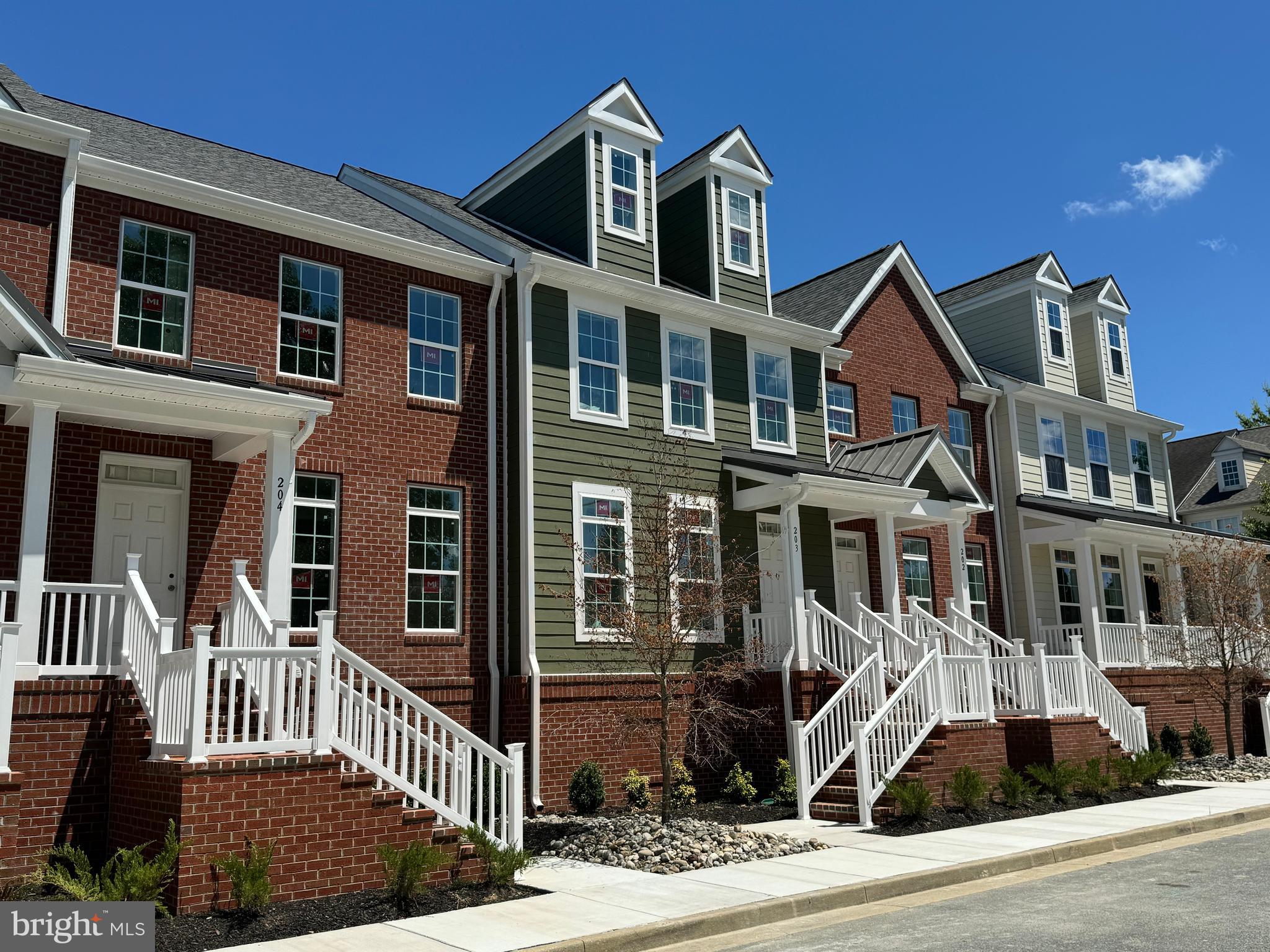 300 Dixon St #203