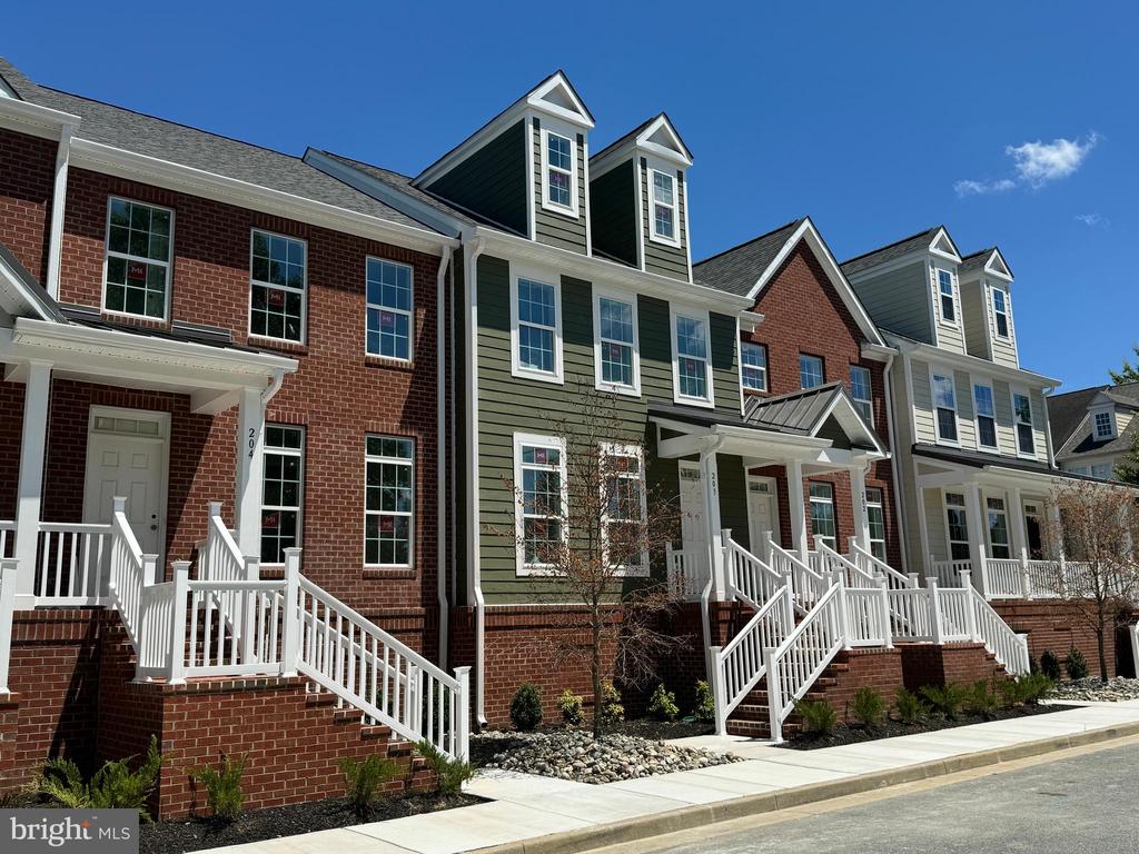 300 Dixon St #203