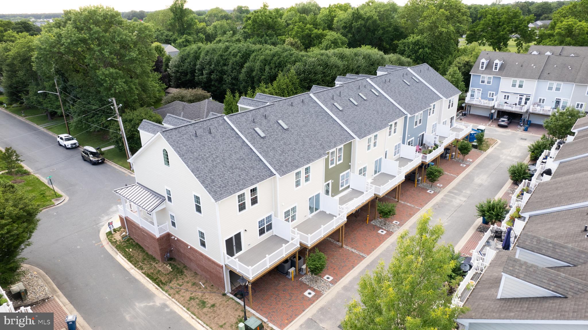 300 Dixon St #203
