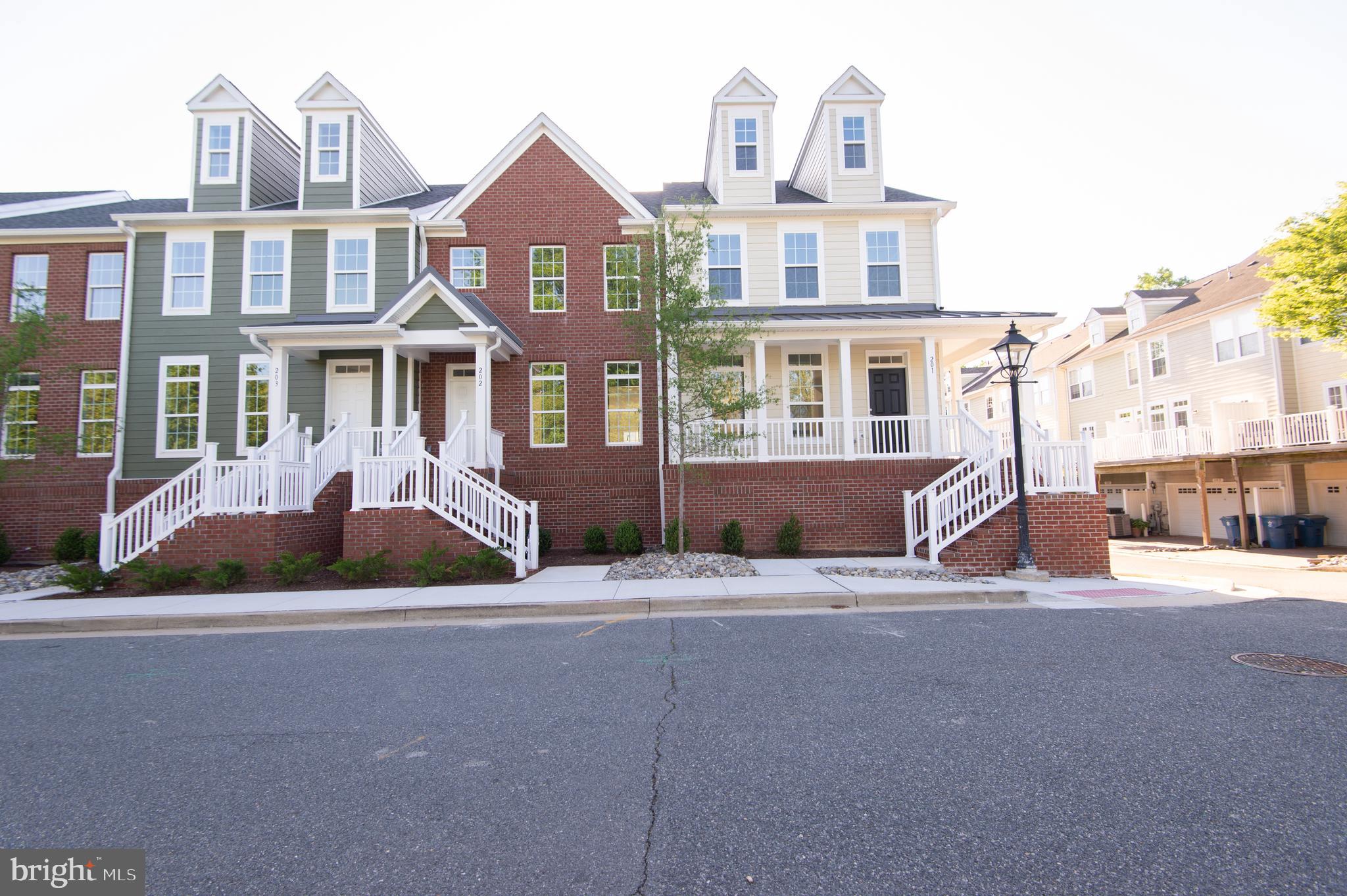 300 Dixon St #203