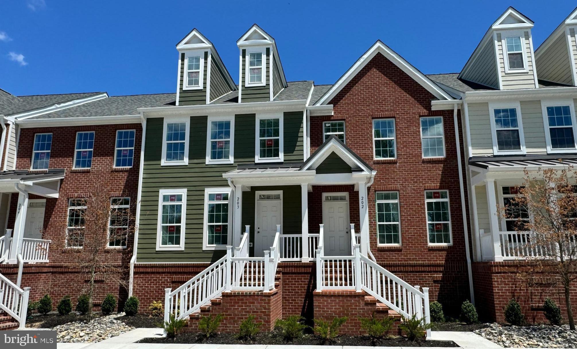 300 Dixon St #203
