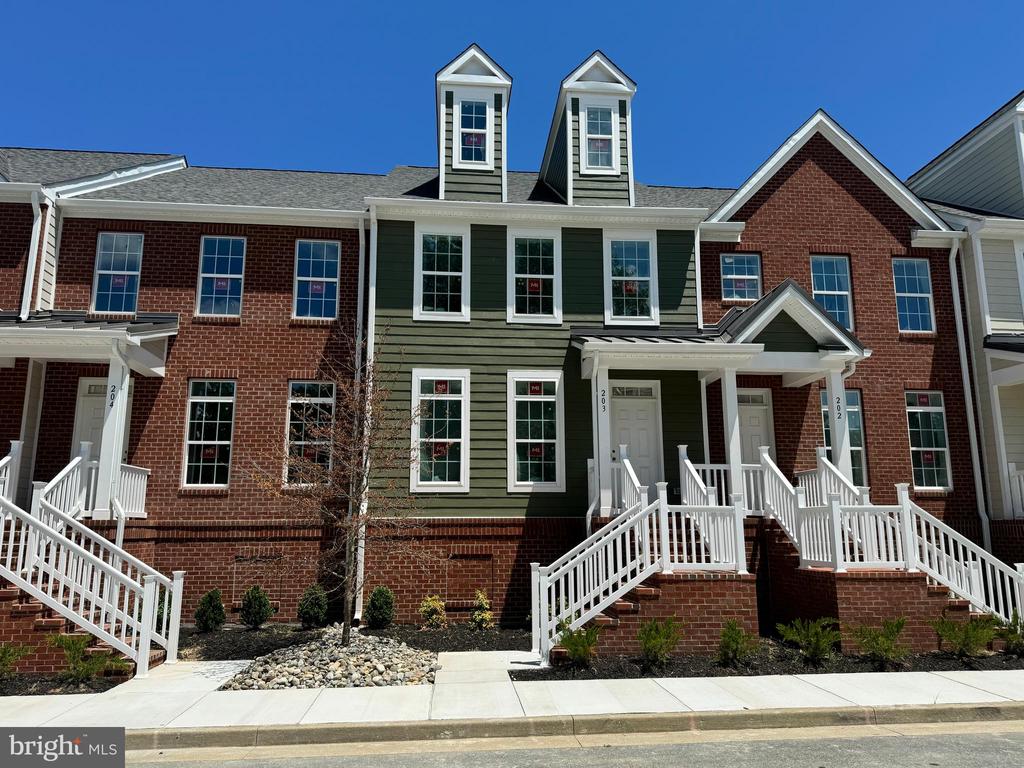 300 Dixon St #203