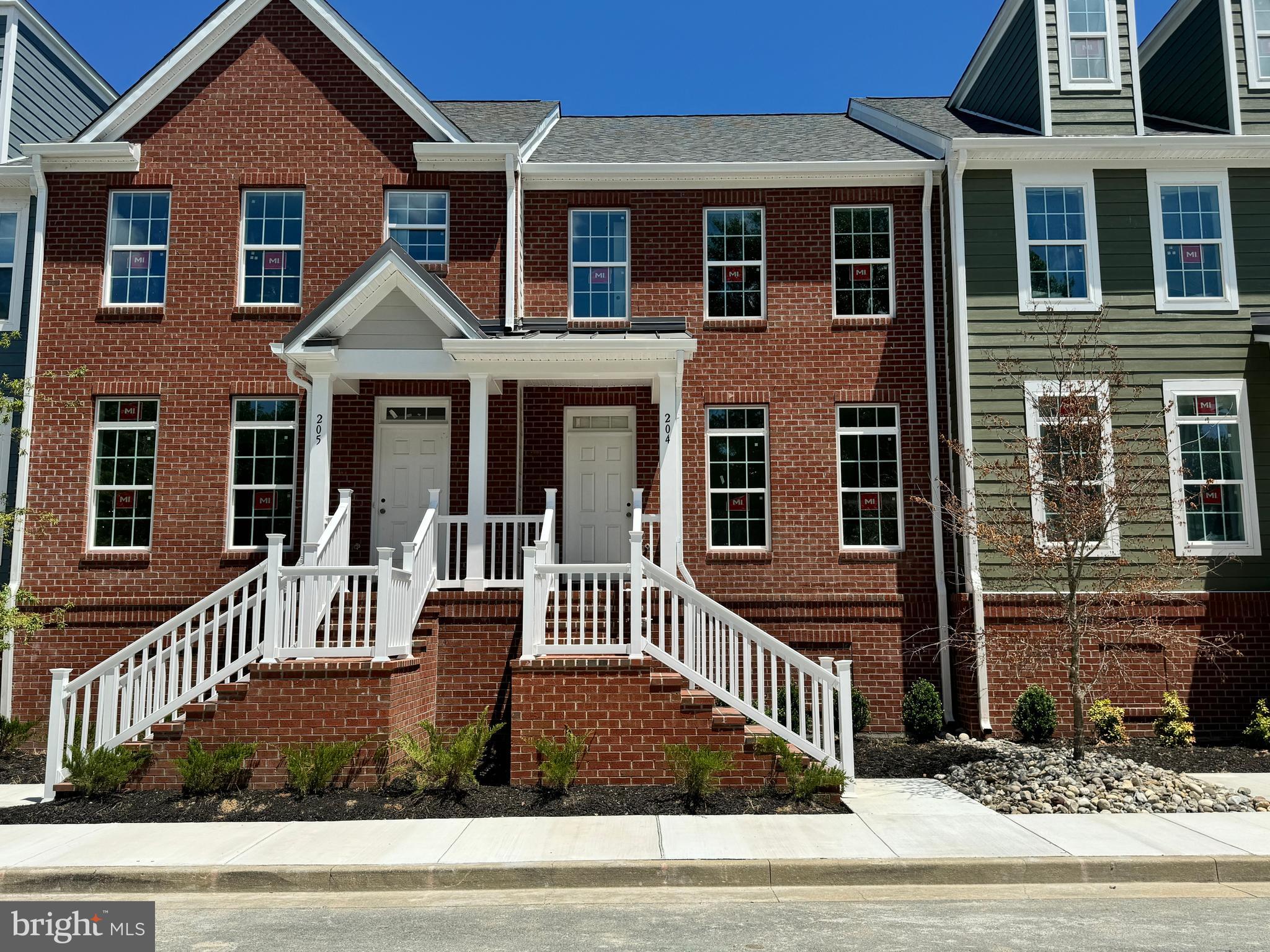 300 Dixon St #204