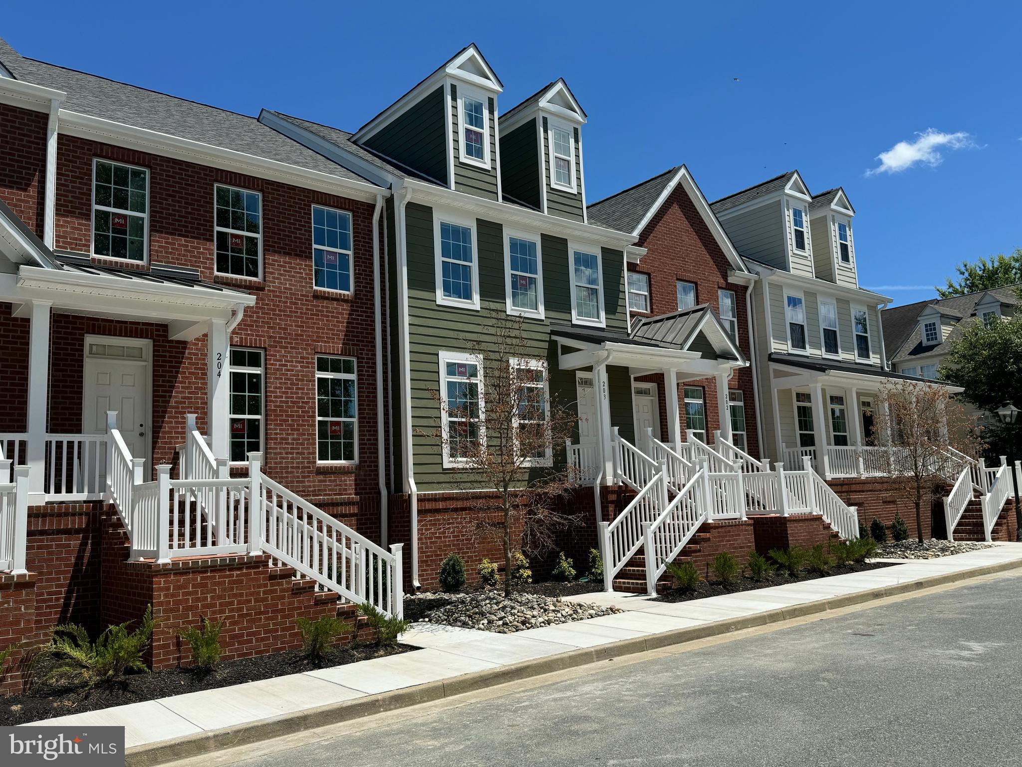 300 Dixon St #204