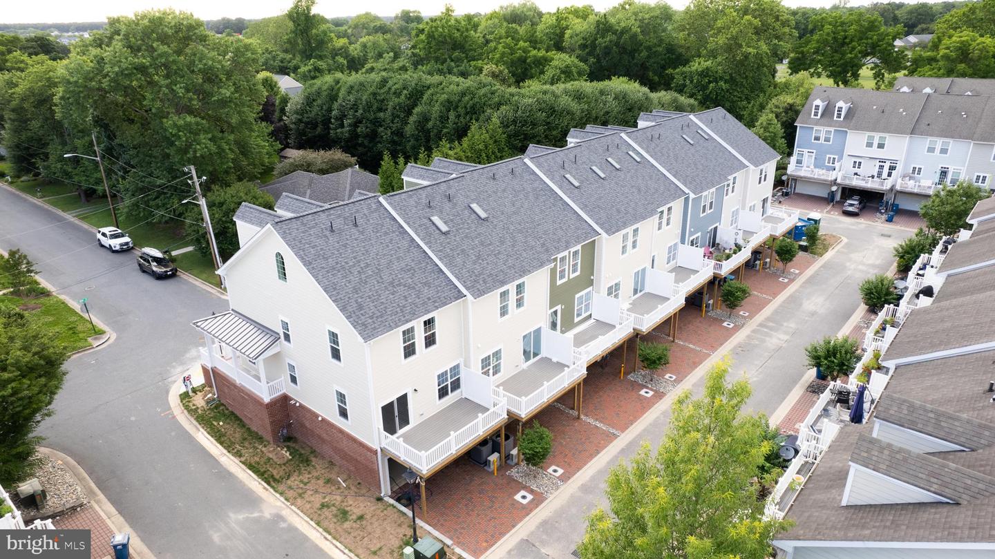 300 Dixon St #205