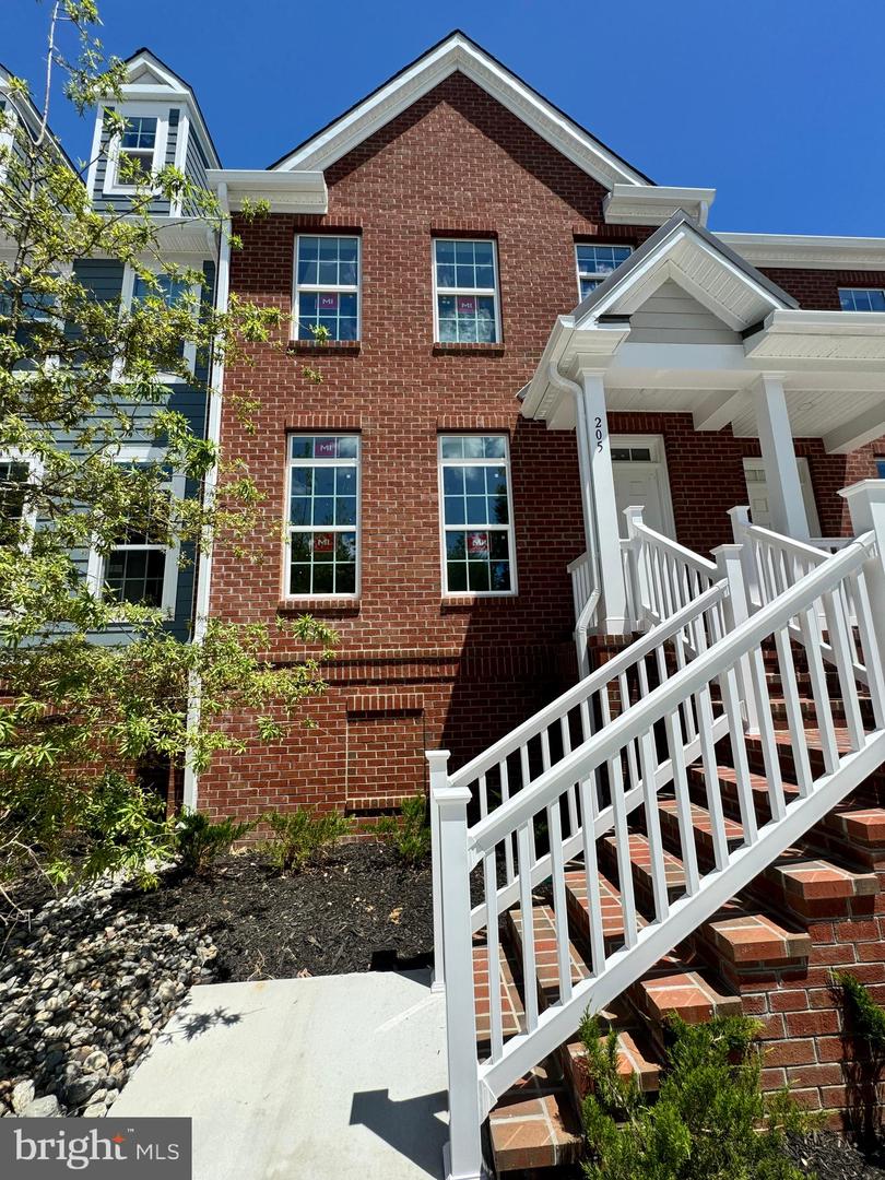300 Dixon St #205