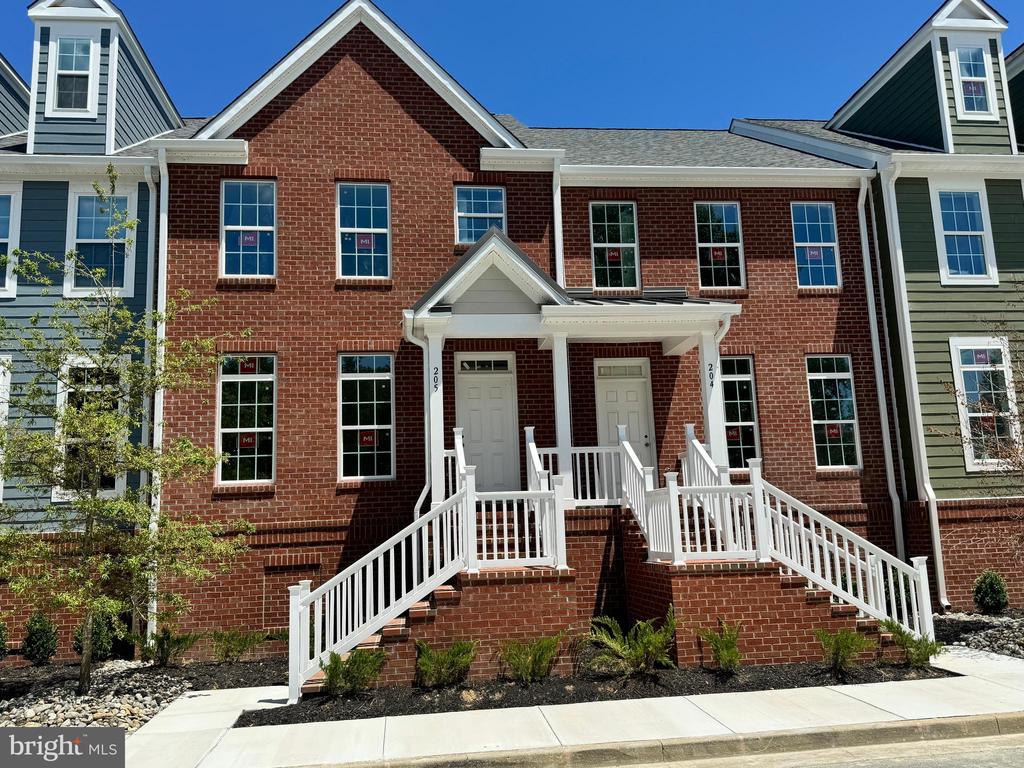 300 Dixon St #205