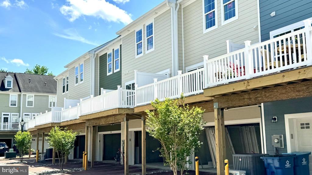 300 Dixon St #205