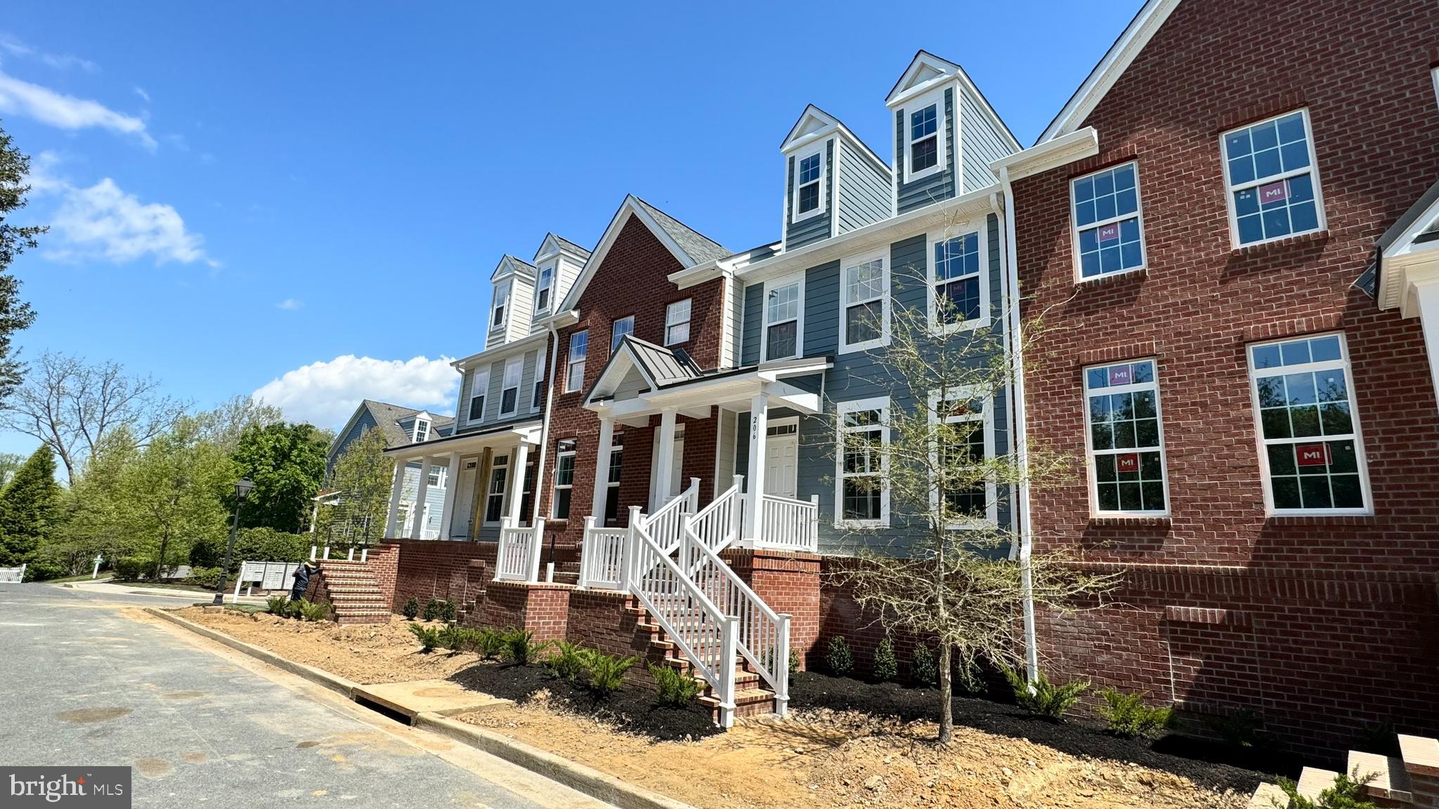 300 Dixon St #207
