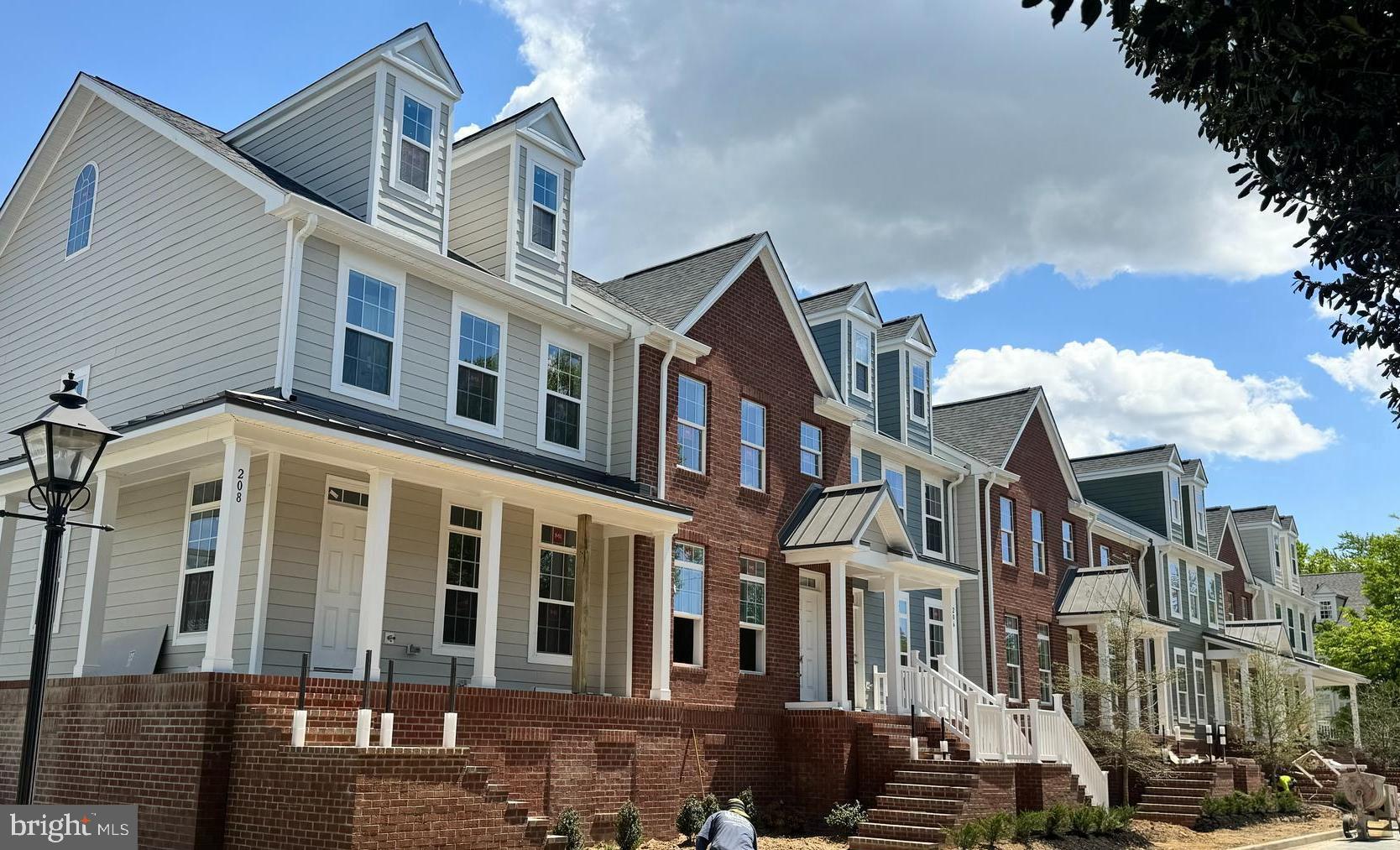 300 Dixon St #207