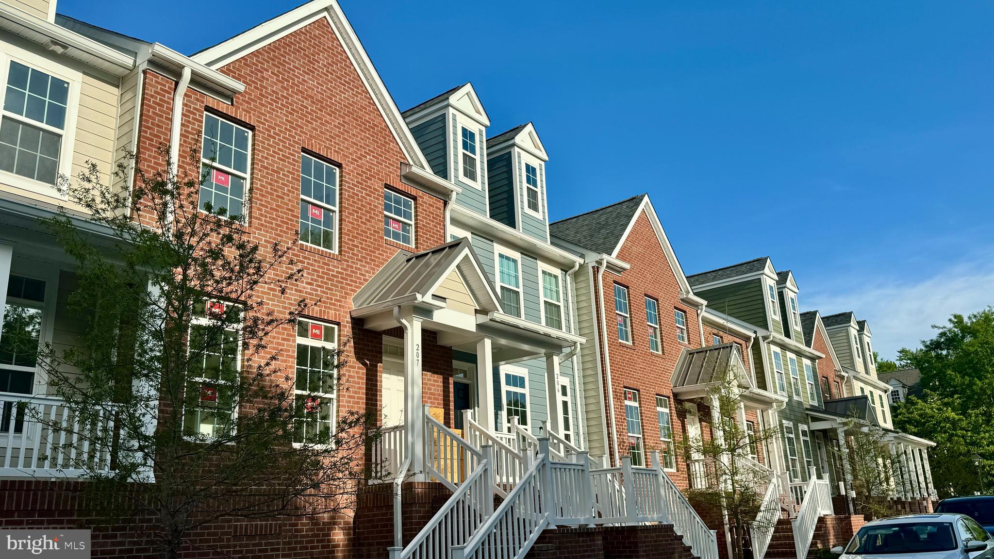 300 Dixon St #207