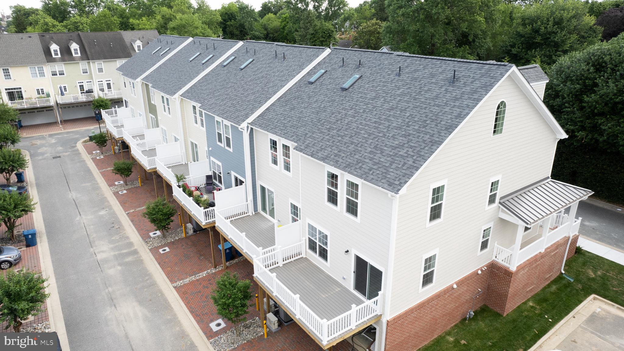300 Dixon St #208