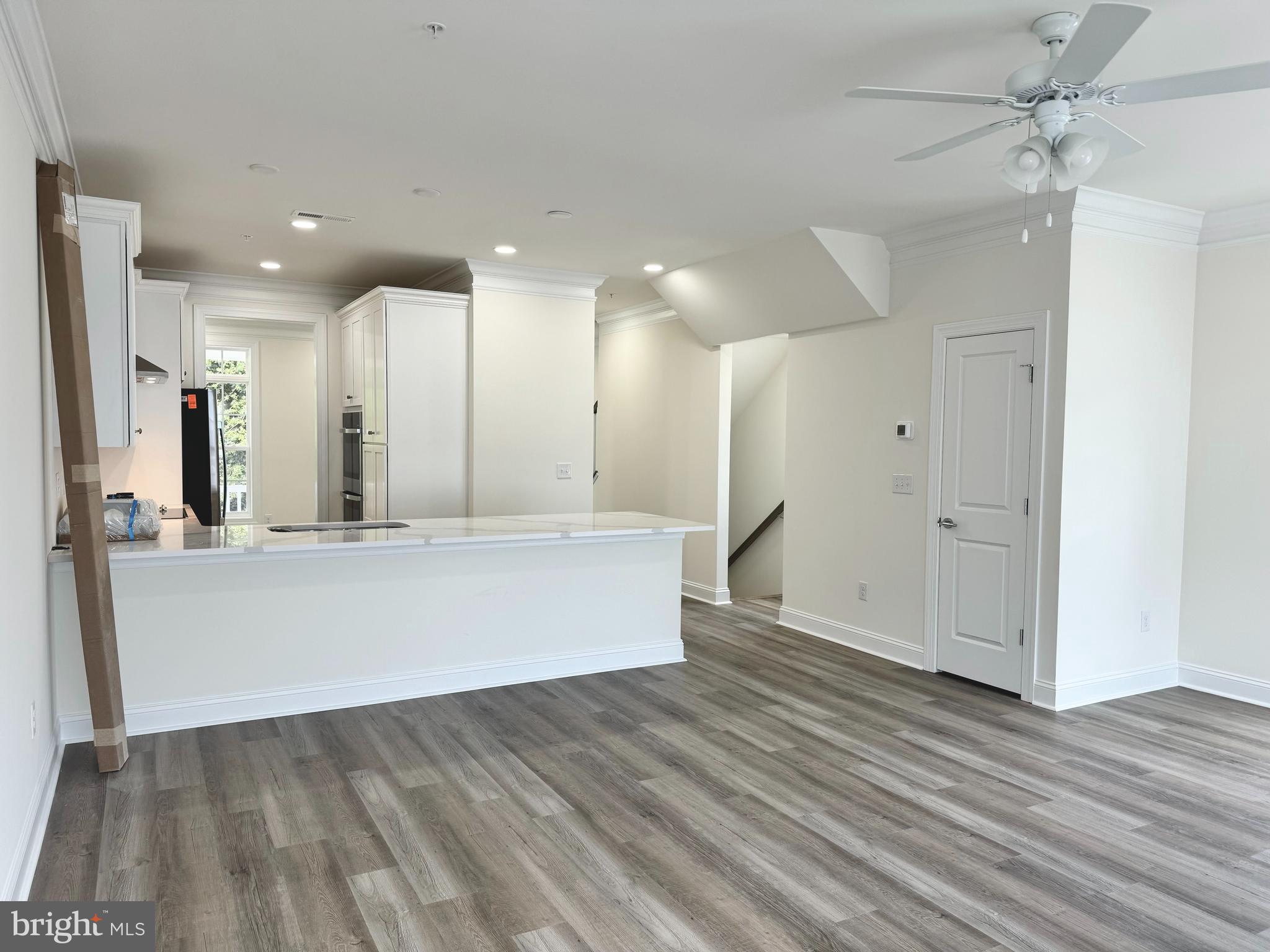 300 Dixon St #208