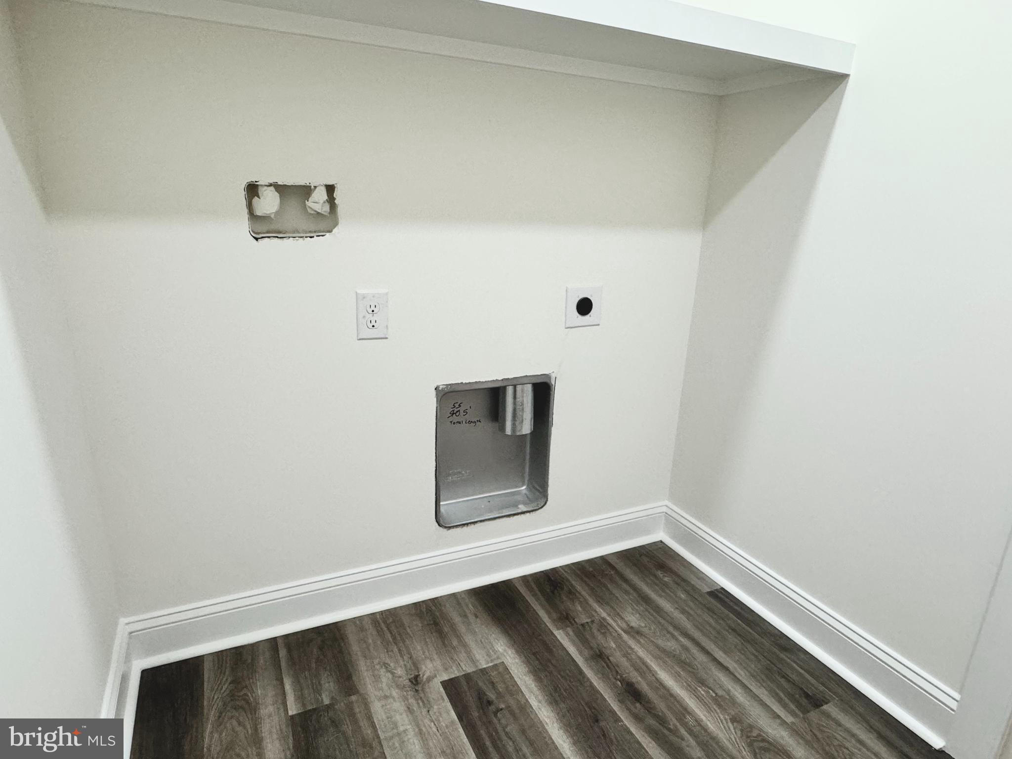 300 Dixon St #208