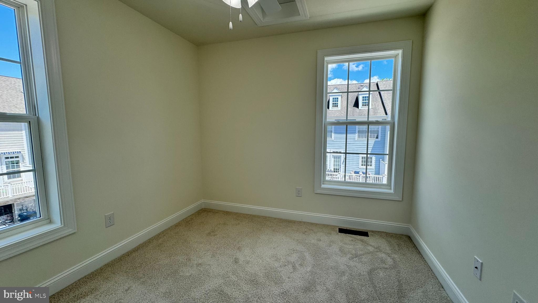 300 Dixon St #208