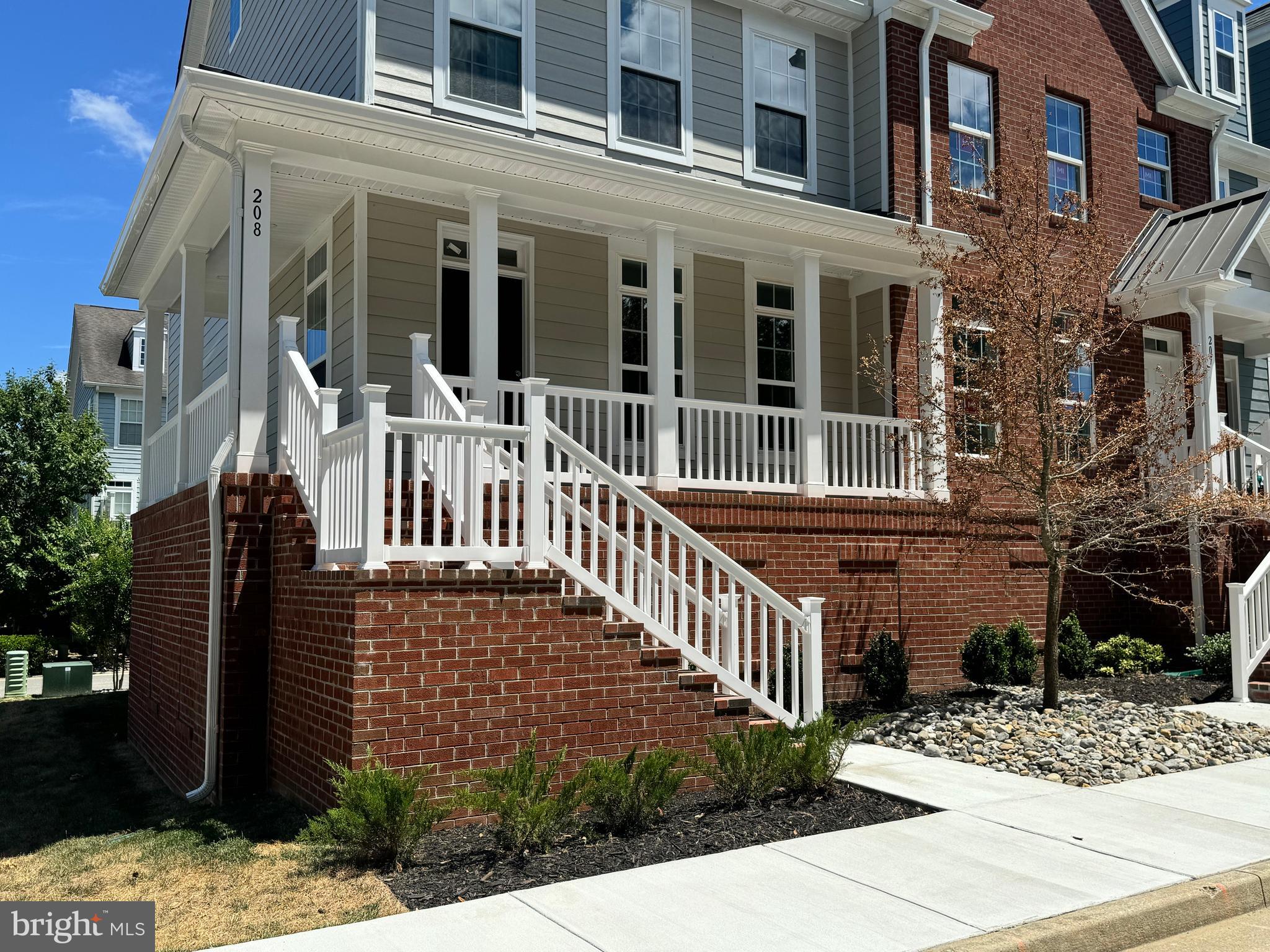 300 Dixon St #208