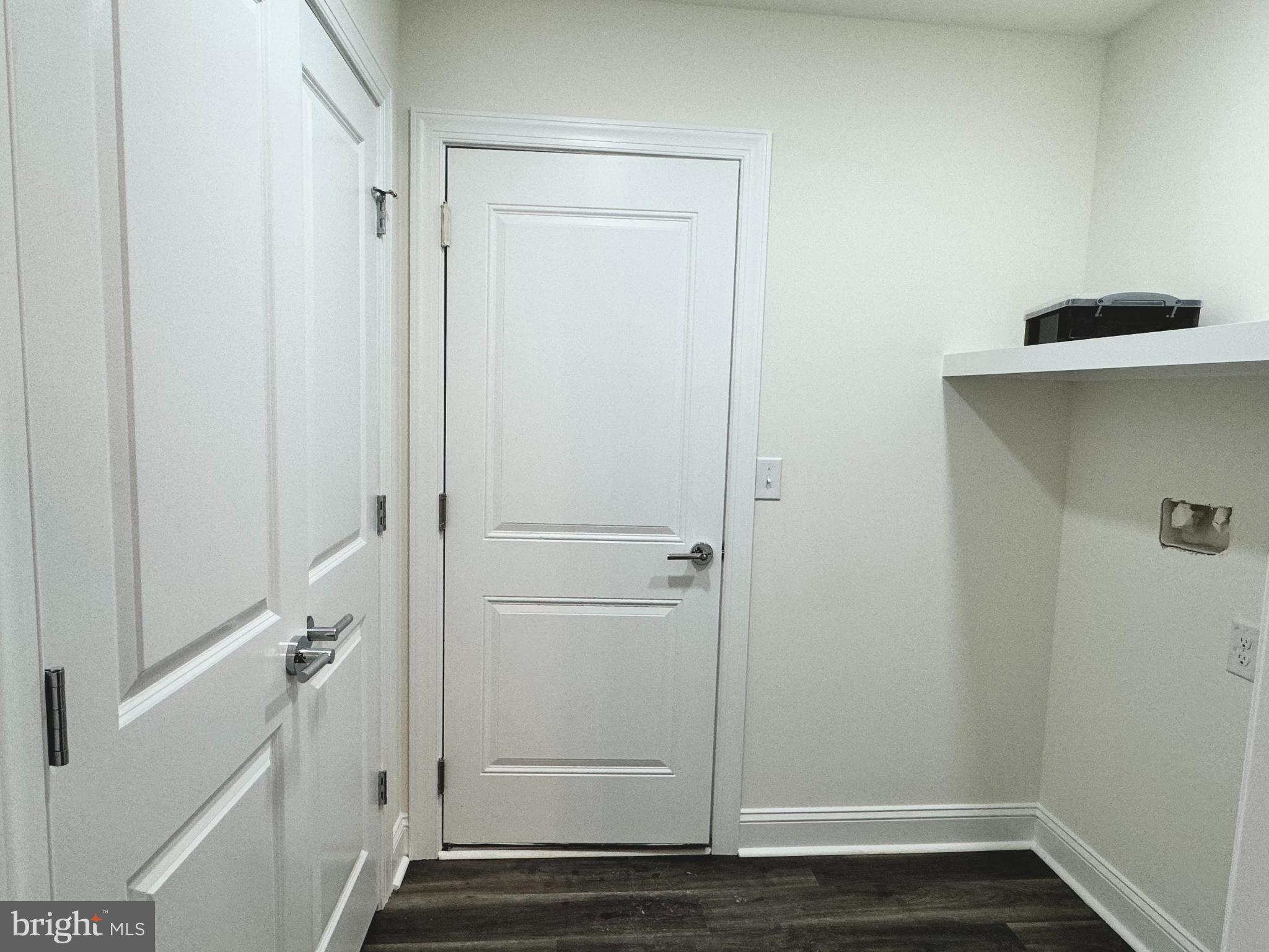 300 Dixon St #208
