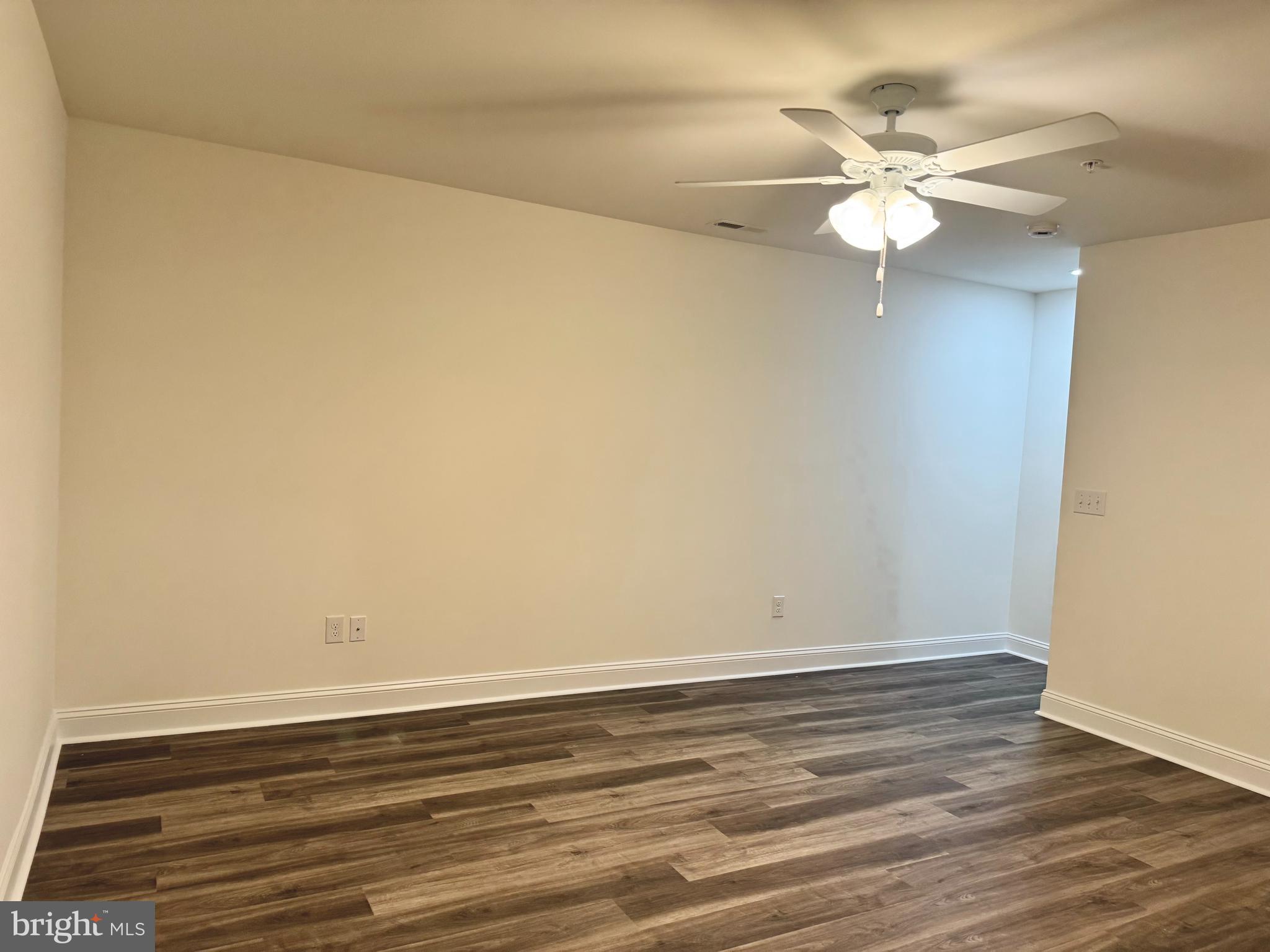 300 Dixon St #208