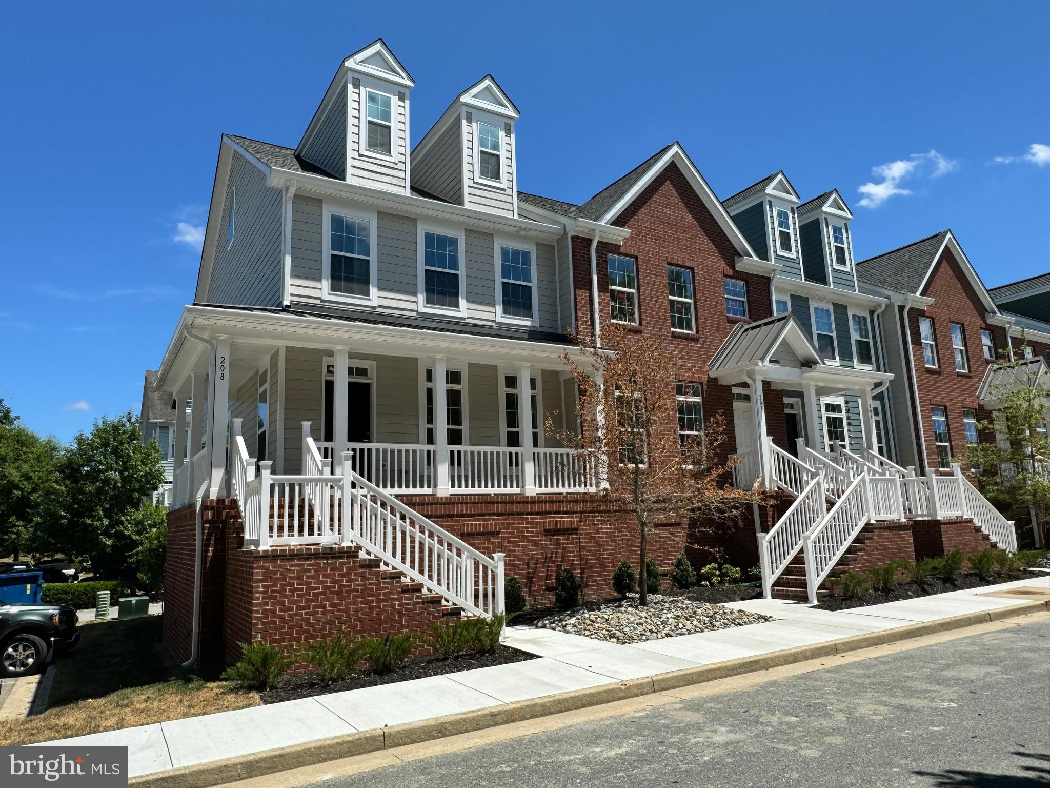 300 Dixon St #208
