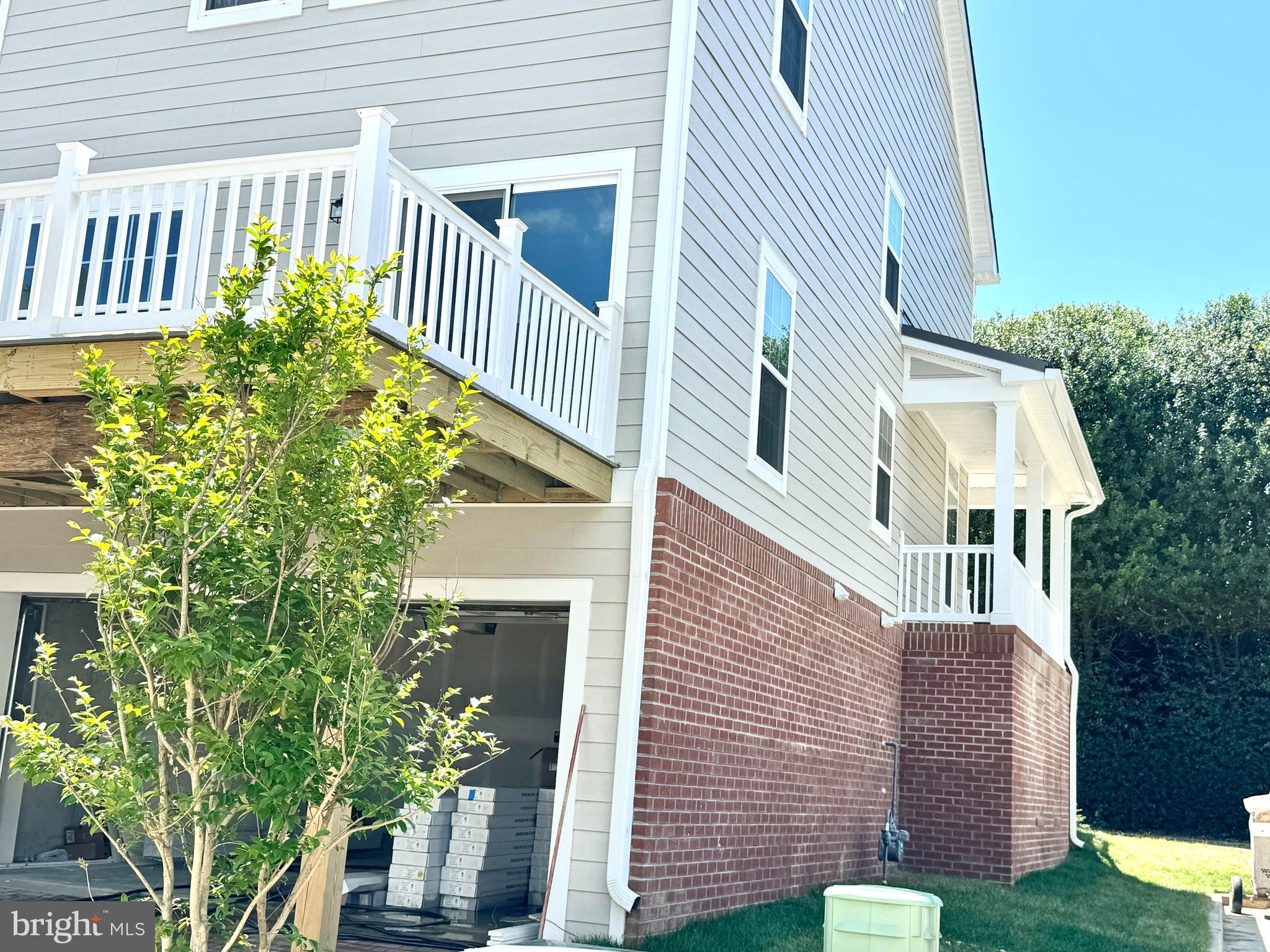 300 Dixon St #208