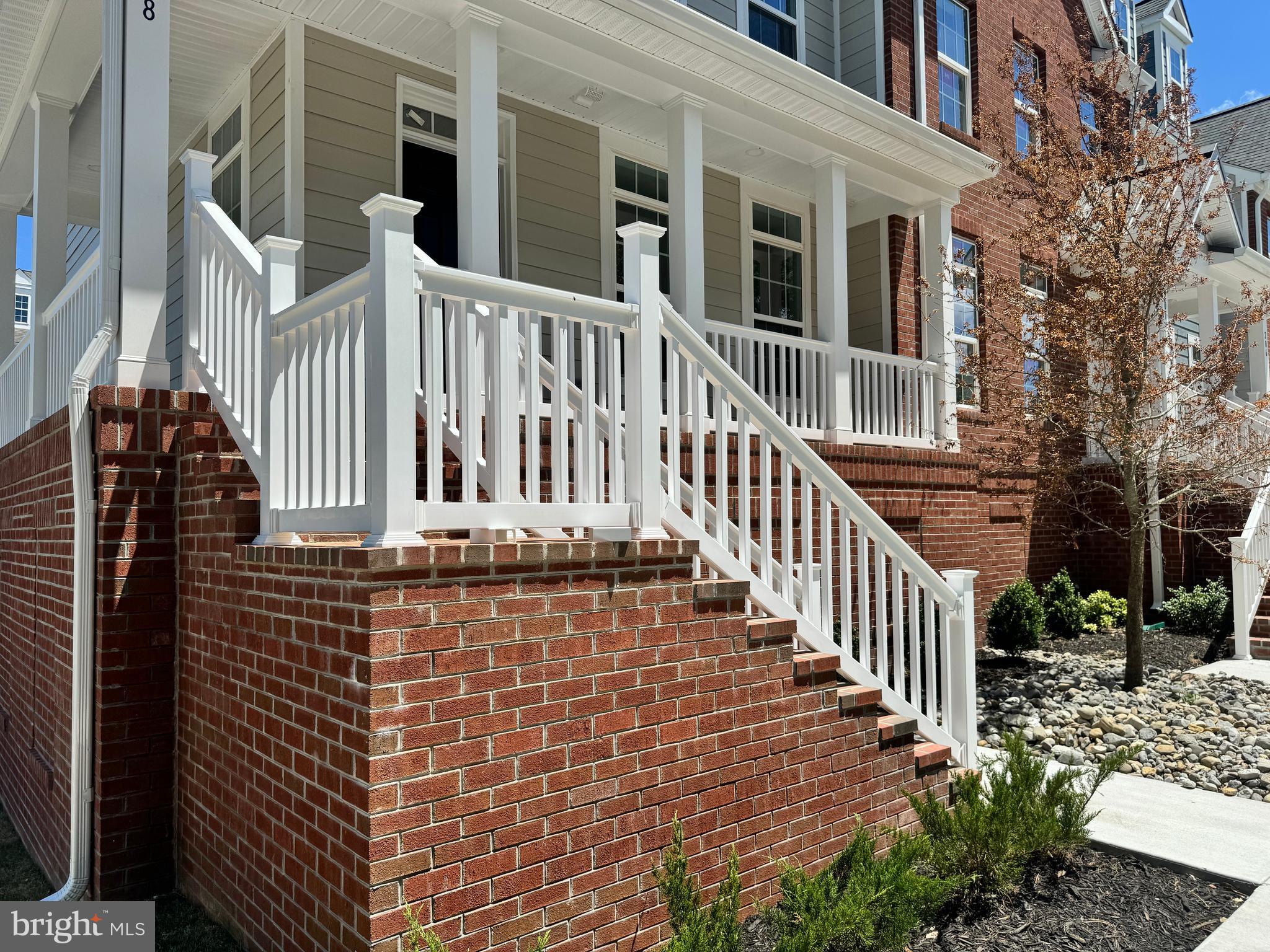 300 Dixon St #208
