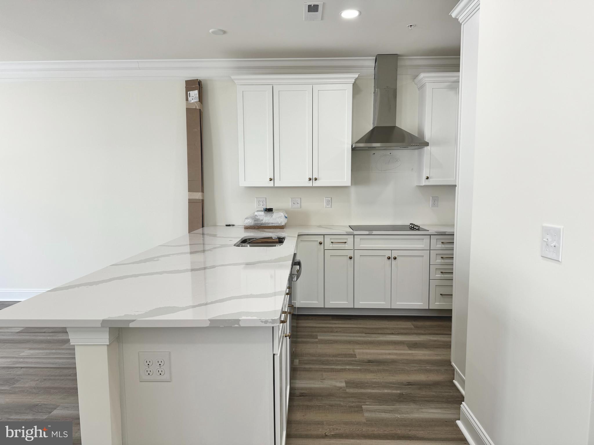300 Dixon St #208