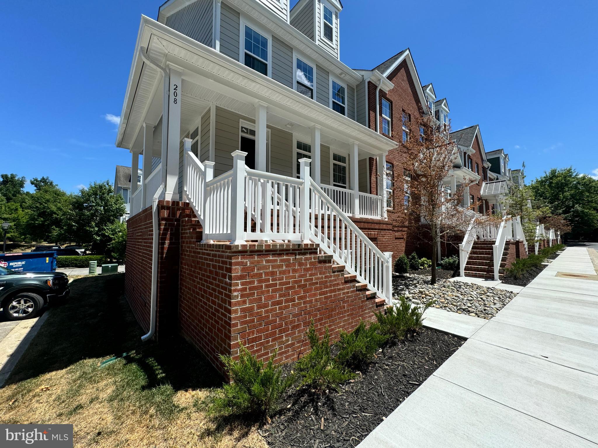 300 Dixon St #208