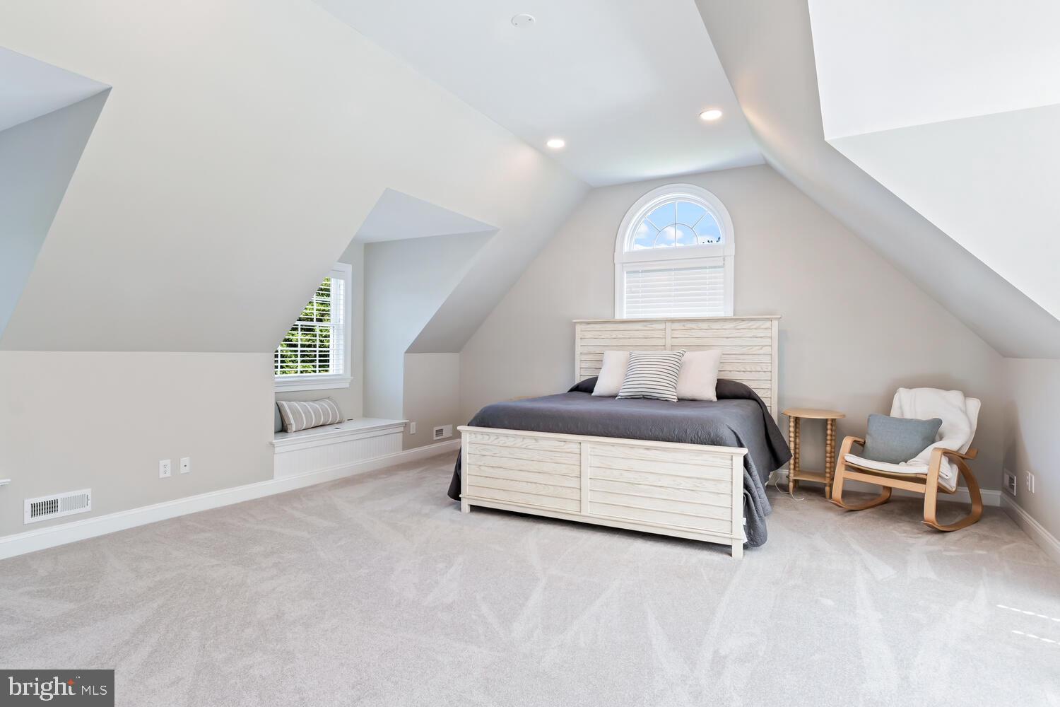 6239 Waterloo Dr