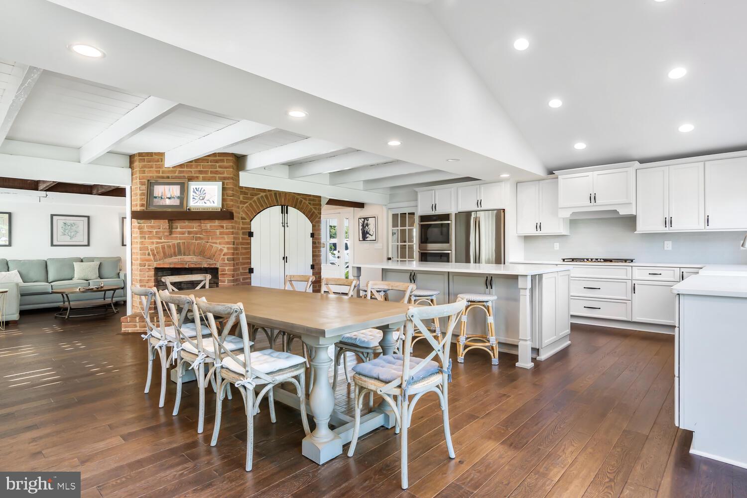 6239 Waterloo Dr