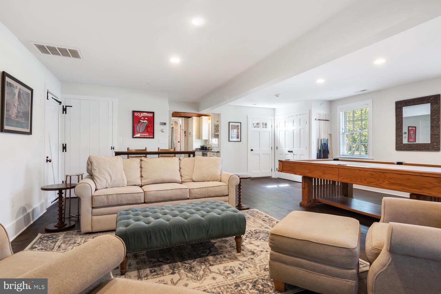 6239 Waterloo Dr