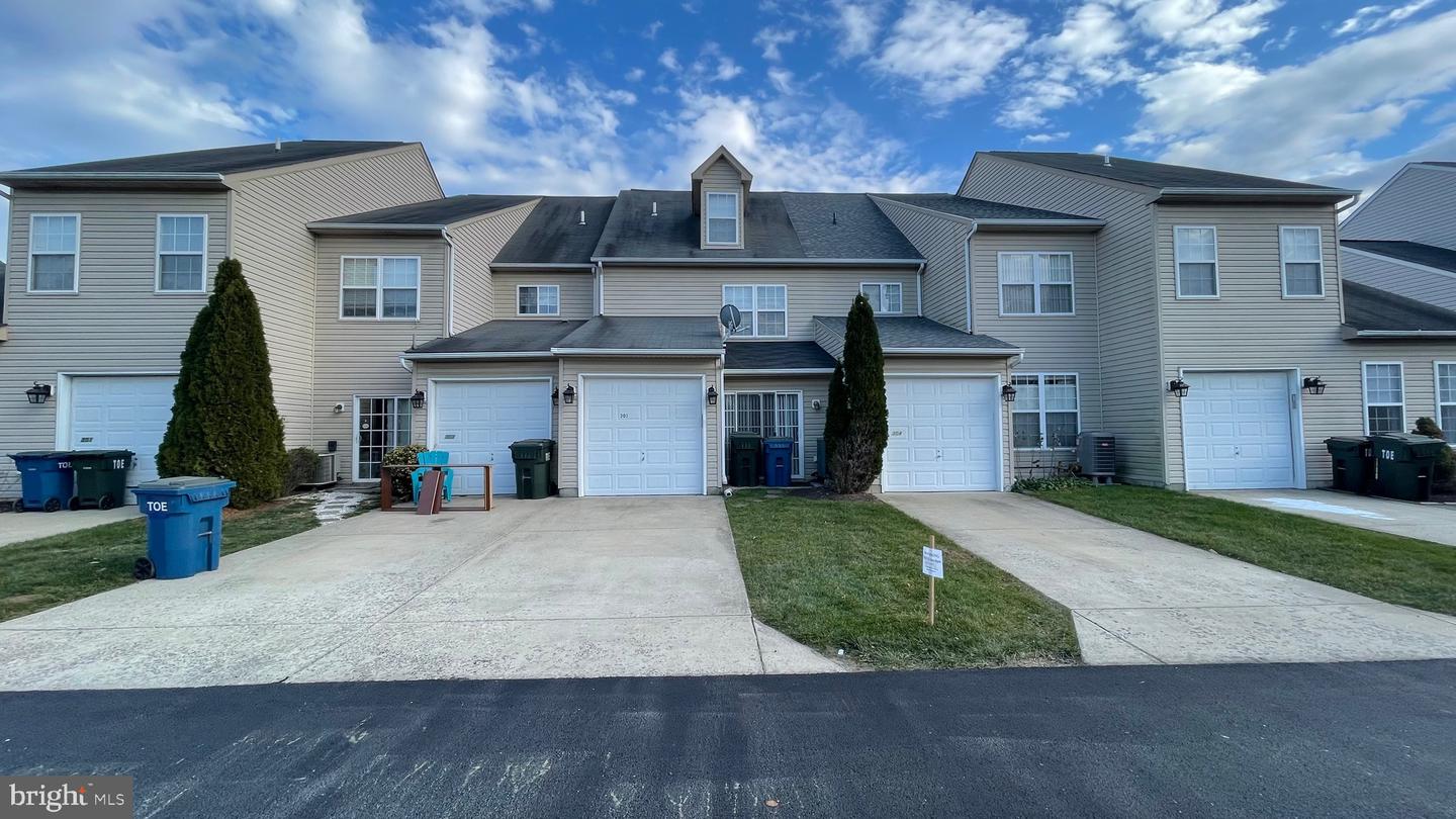 303 Leontyne Pl